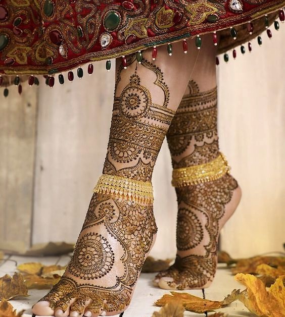 Sleek and detailed Foot Mehandi design