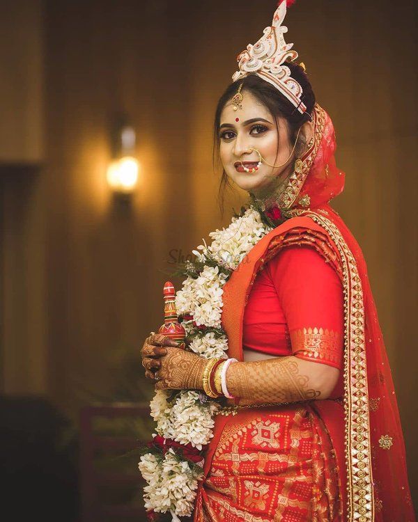Red and White Bengali Bride Mukut Designs
