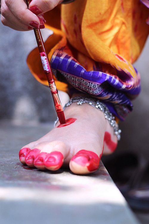 How to wear Bengali Alta design?
