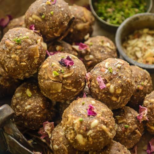 Gond Ke Laddu by Caterers in Kolkata