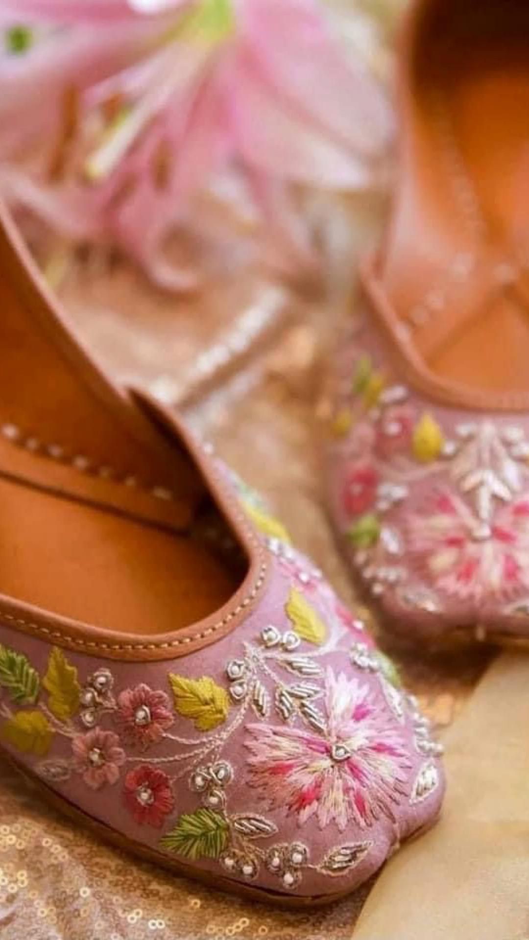 Lazy Daisy Embroidery Bridal Punjabi Jutti