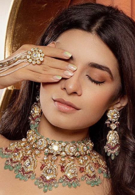 Face Makeup Trend with Natural Brow 