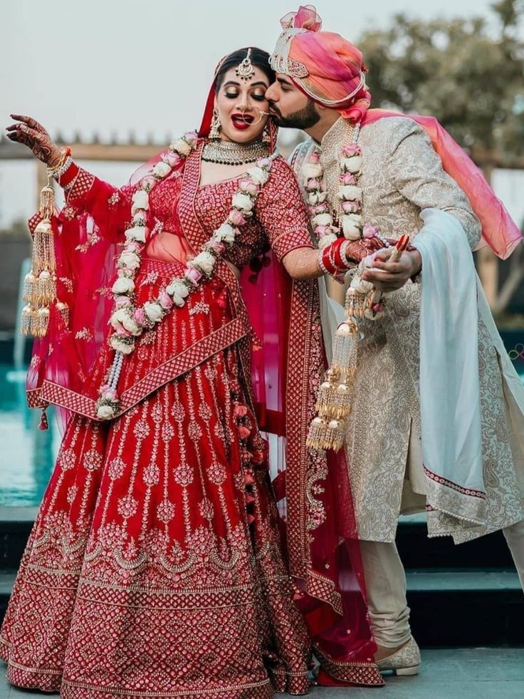 15 Amazing Wedding Garlands Rose Petals for your Wedding Function: