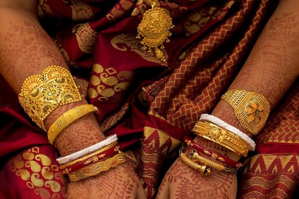 Elegant Sankha Pola Designs: 10 Amazing Bengali Wedding Bangles