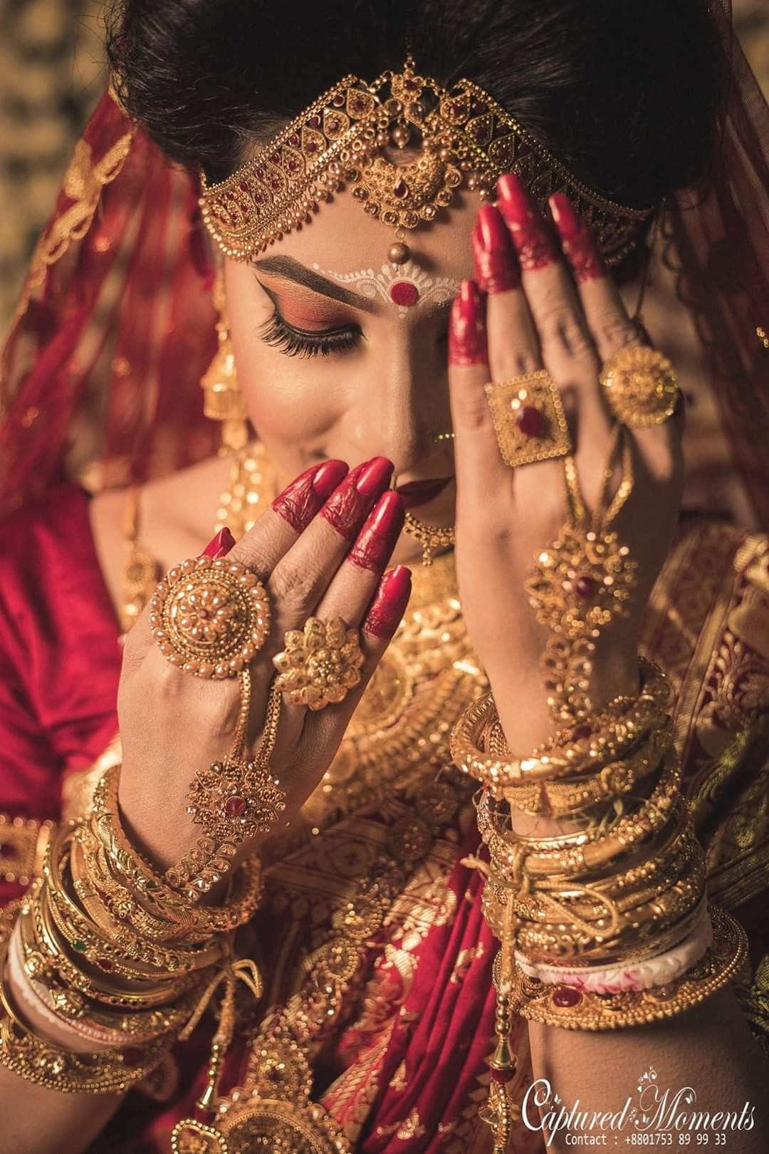 Palm on Face Bengali Bridal Photoshoot Poses